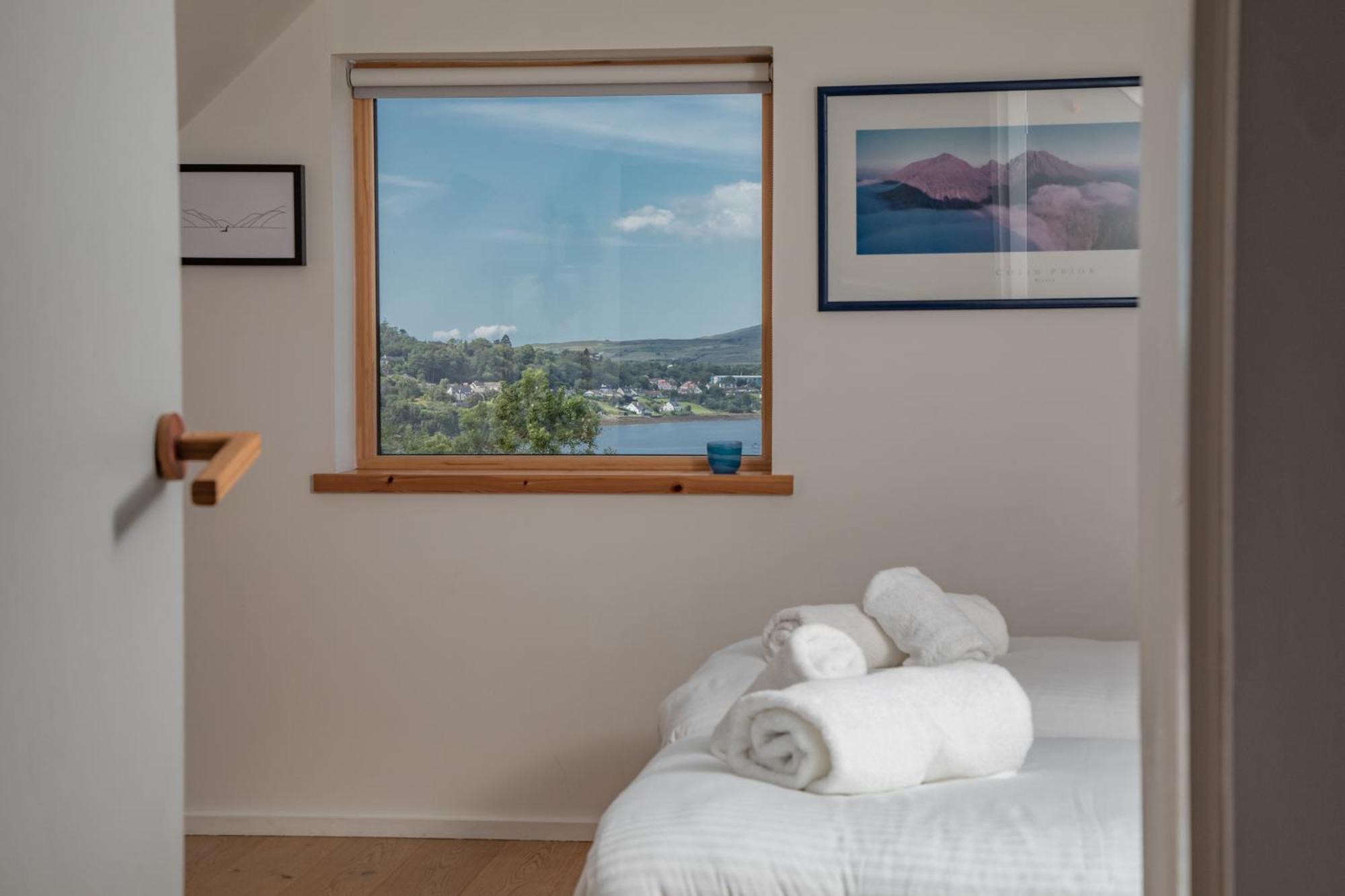 Villa Cuillrigh - Luxury House, Loch & Mountain Views à Portree Extérieur photo